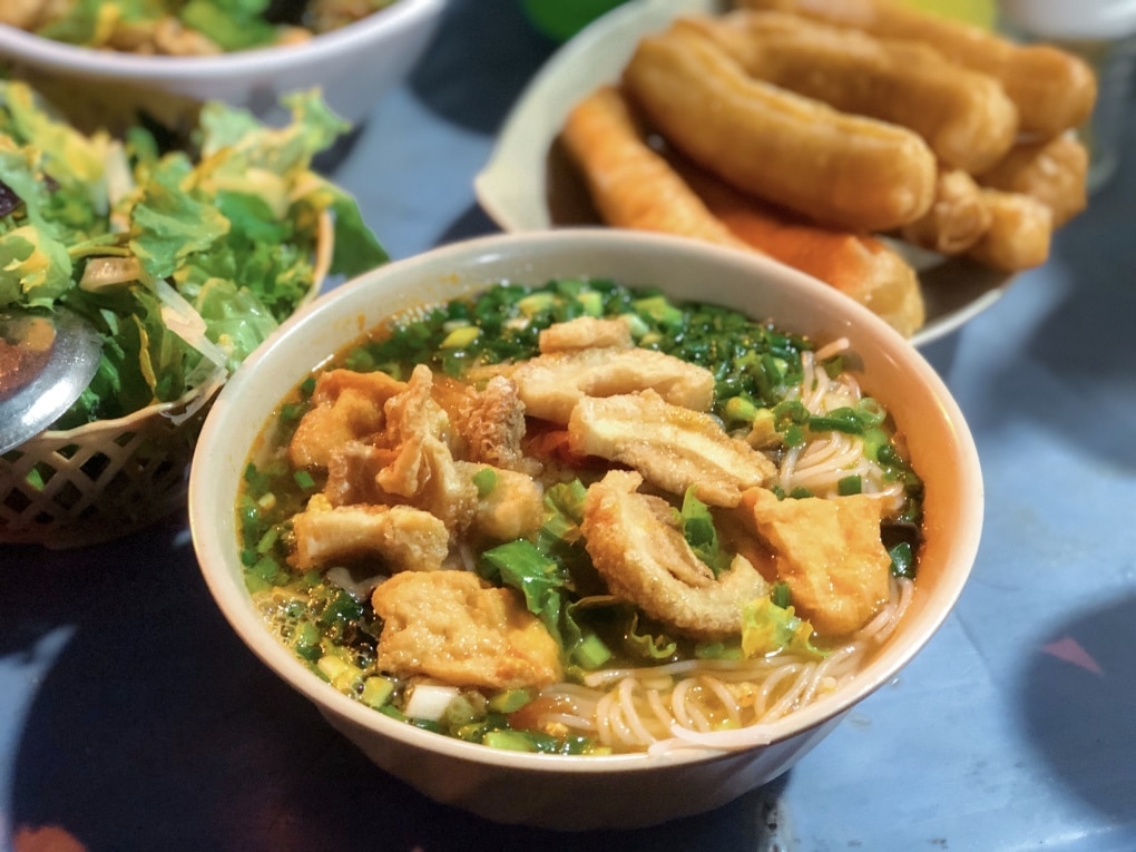 Đỉnh Cao Ẩm Thực Việt: 9 Món Ăn Dân Dã Hấp Dẫn Không Thể Bỏ Lỡ | Quẩy là món thường được dùng để ăn kèm với đồ nước trong bữa sáng của người Việt.