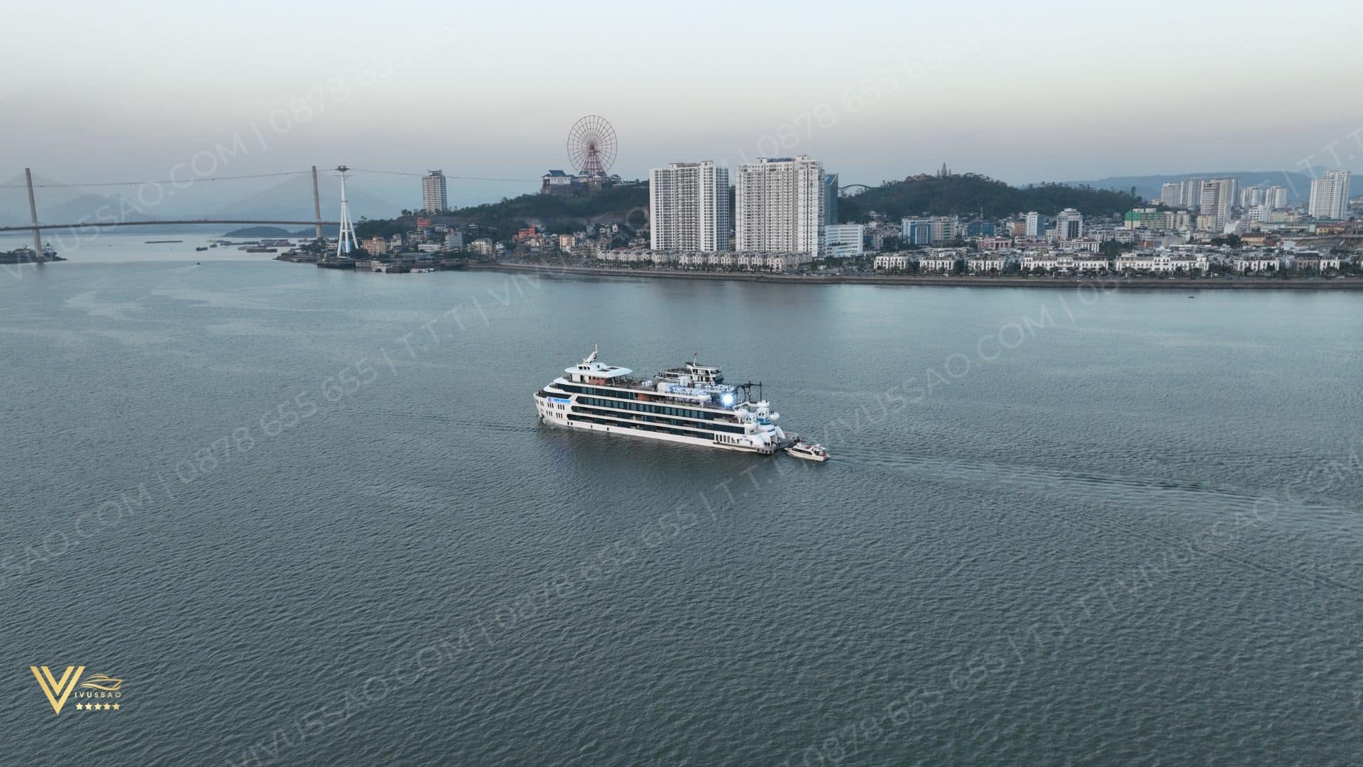 Du Thuyền Luna Halong Cruise – Địa Điểm Tổ Chức Ăn Tối Lãng Mạn Tại Hạ Long 2025