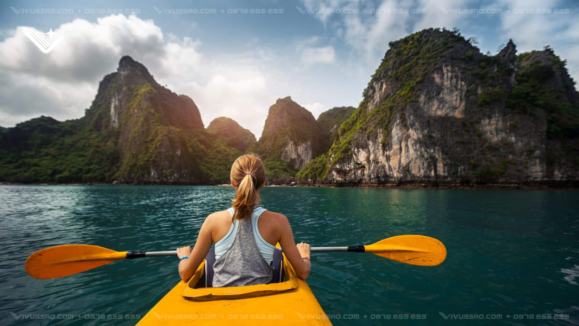 Du khách chèo kayak tại Hang Luồn