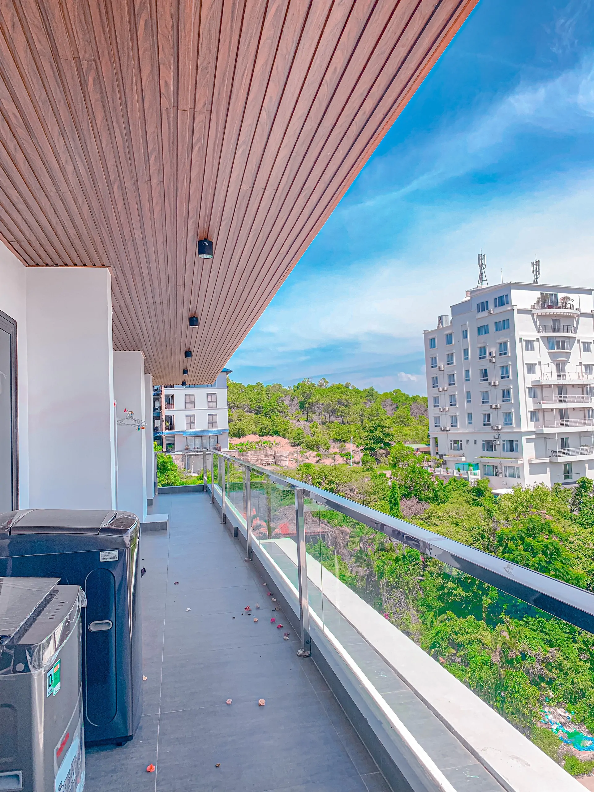 Ban công dài và rộng cả căn nhà