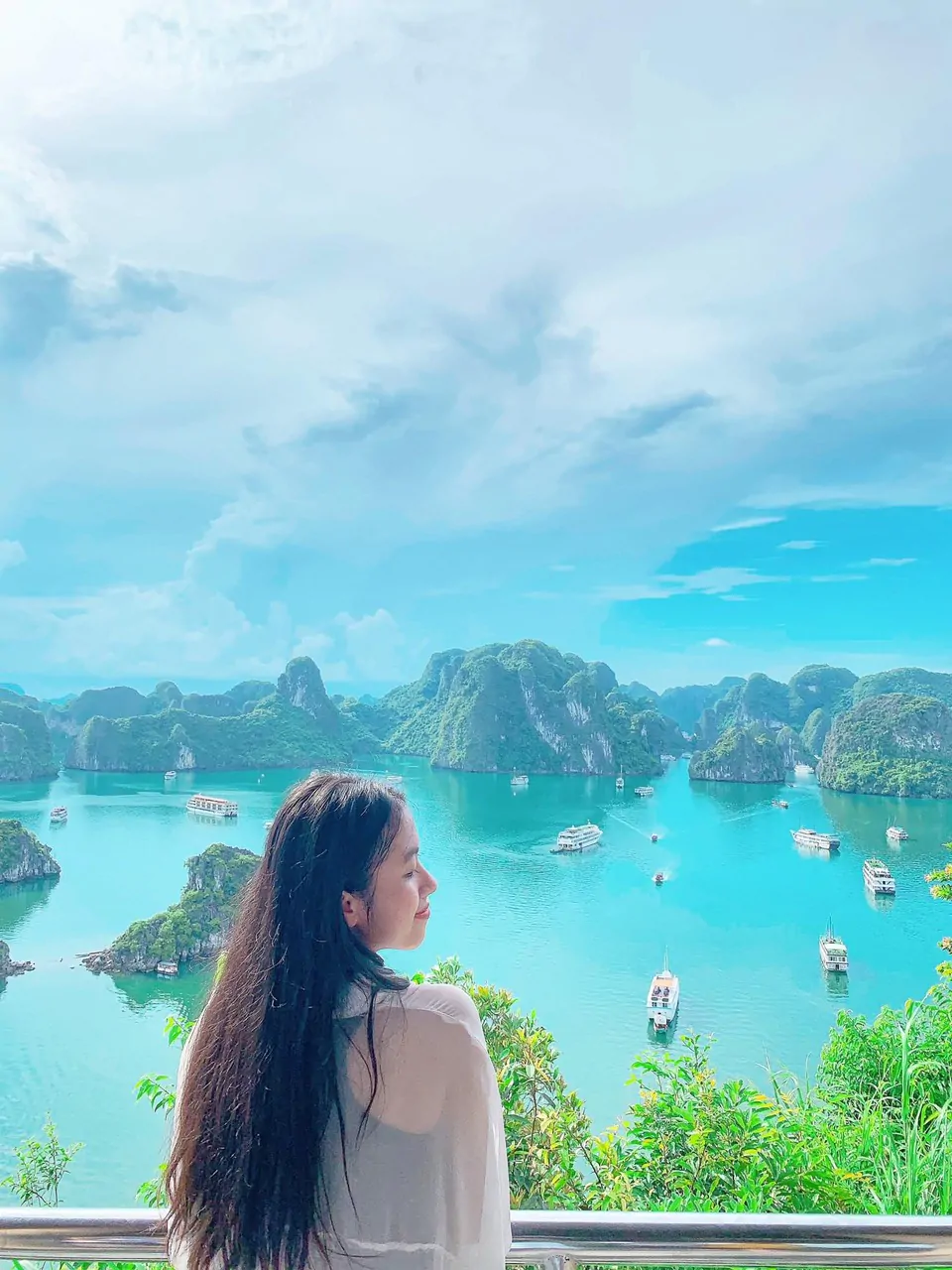 Tàu thăm vịnh Hạ Long giá rẻ