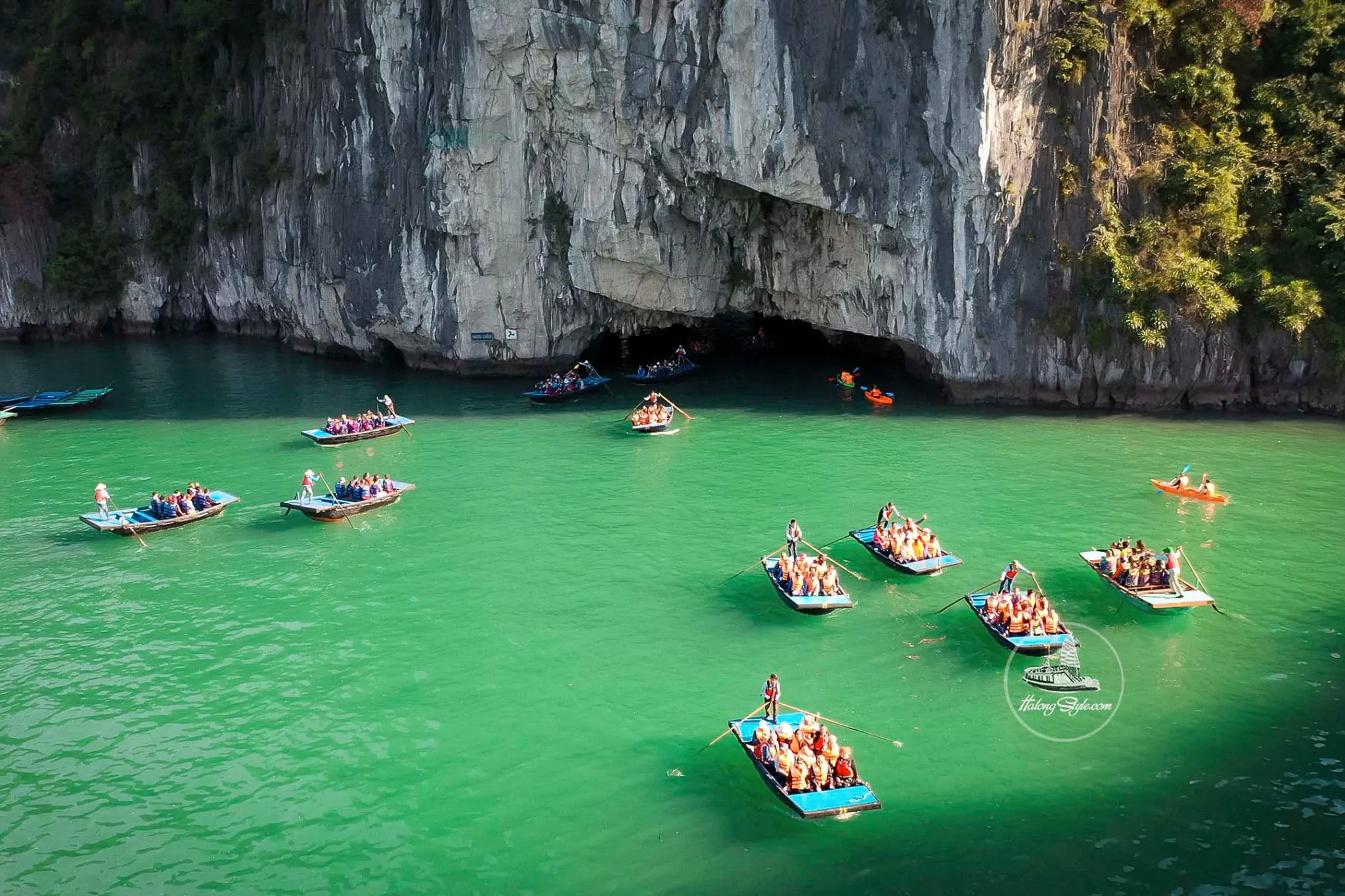 Giá tàu tiếng thăm vịnh Hạ Long | Tour tàu du lịch trong ngày 2023 Tour thăm vịnh trong ngày