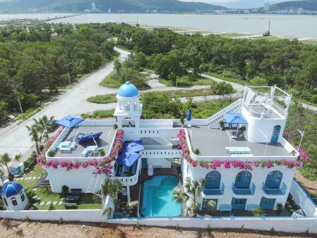 Đặt phòng Santorini Hạ Long Villas 2025 - Hy Lạp thu nhỏ tại Đảo Ngọc Tuần Châu Đặt phòng Santorini Hạ Long Villas | Du lịch nghỉ dưỡng trên đảo Tuần Châu | Vivu5sao