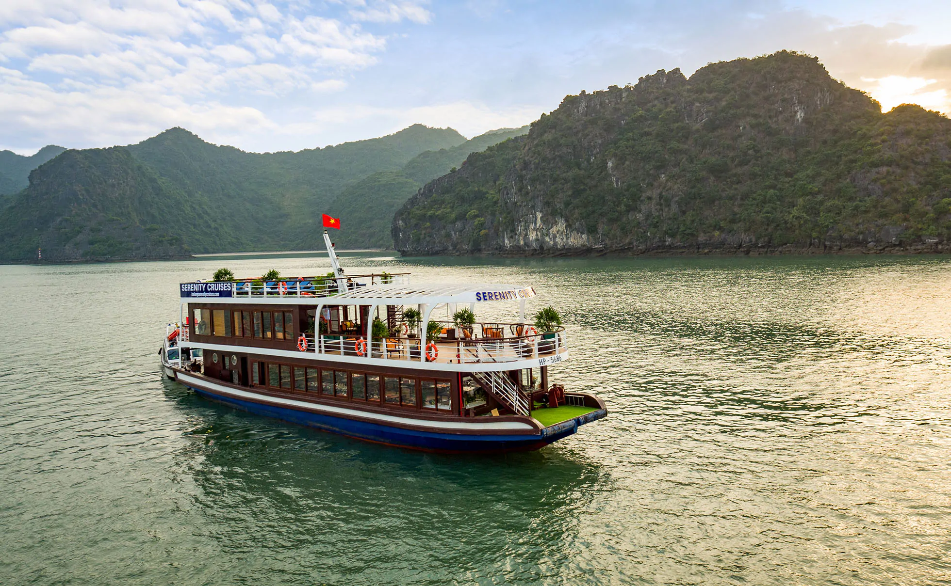 Giá tàu tiếng thăm vịnh Hạ Long | Tour tàu du lịch trong ngày 2023 Tour thăm vịnh trong ngày