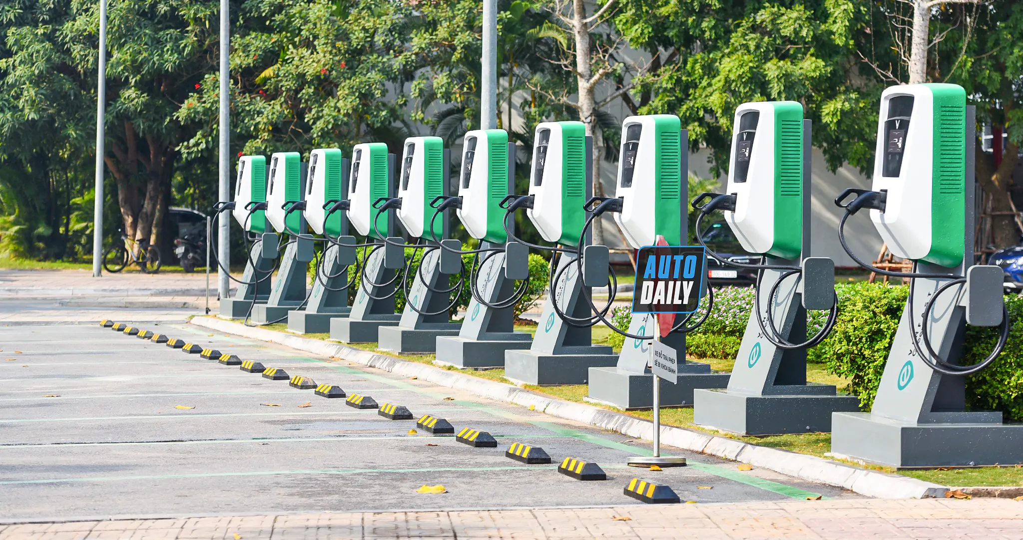 Taxi điện Vinfast - Dịch vụ xanh hướng tới du lịch xanh 2023 Theo những tài xế, chiếc xe taxi điện sạc đầy pin chỉ mất từ 30 - 40 phút.