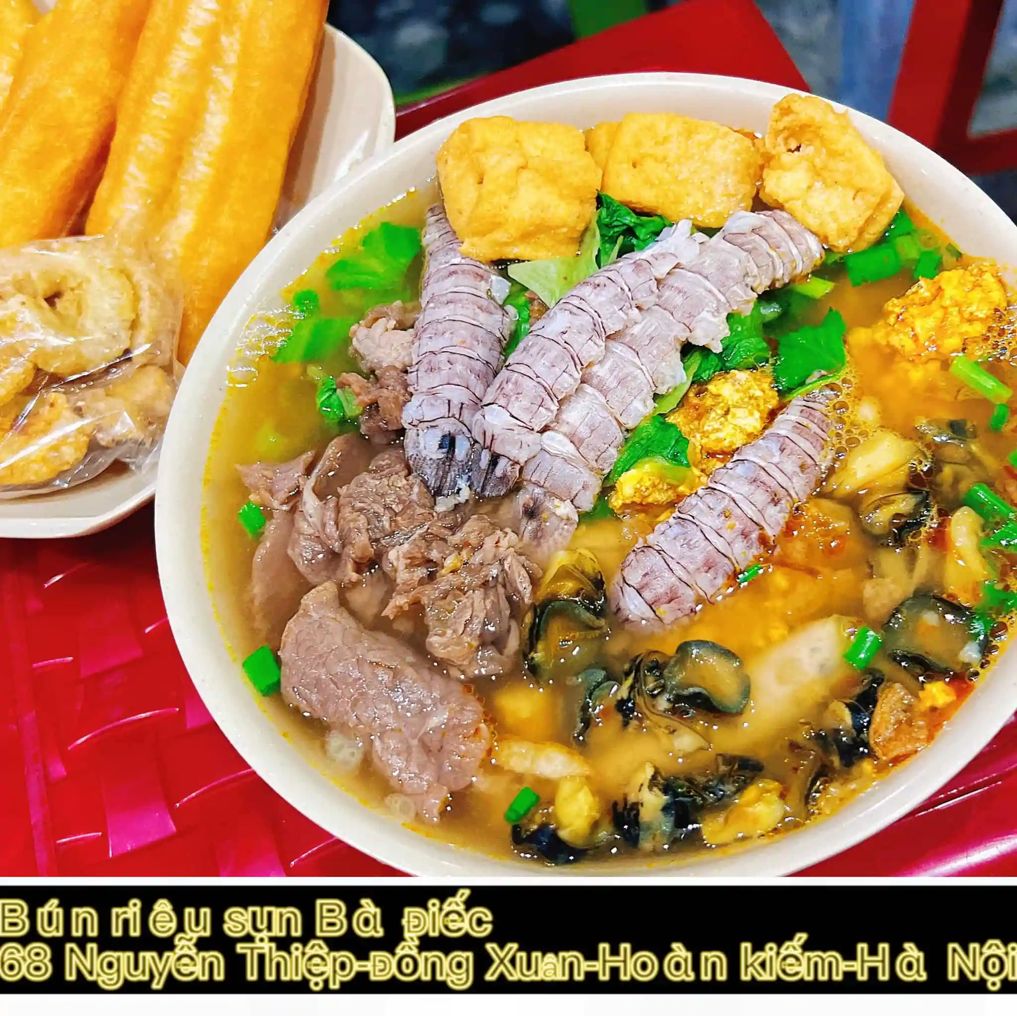 Gánh bún nằm trên vỉa hè phố Nguyễn Thiếp.