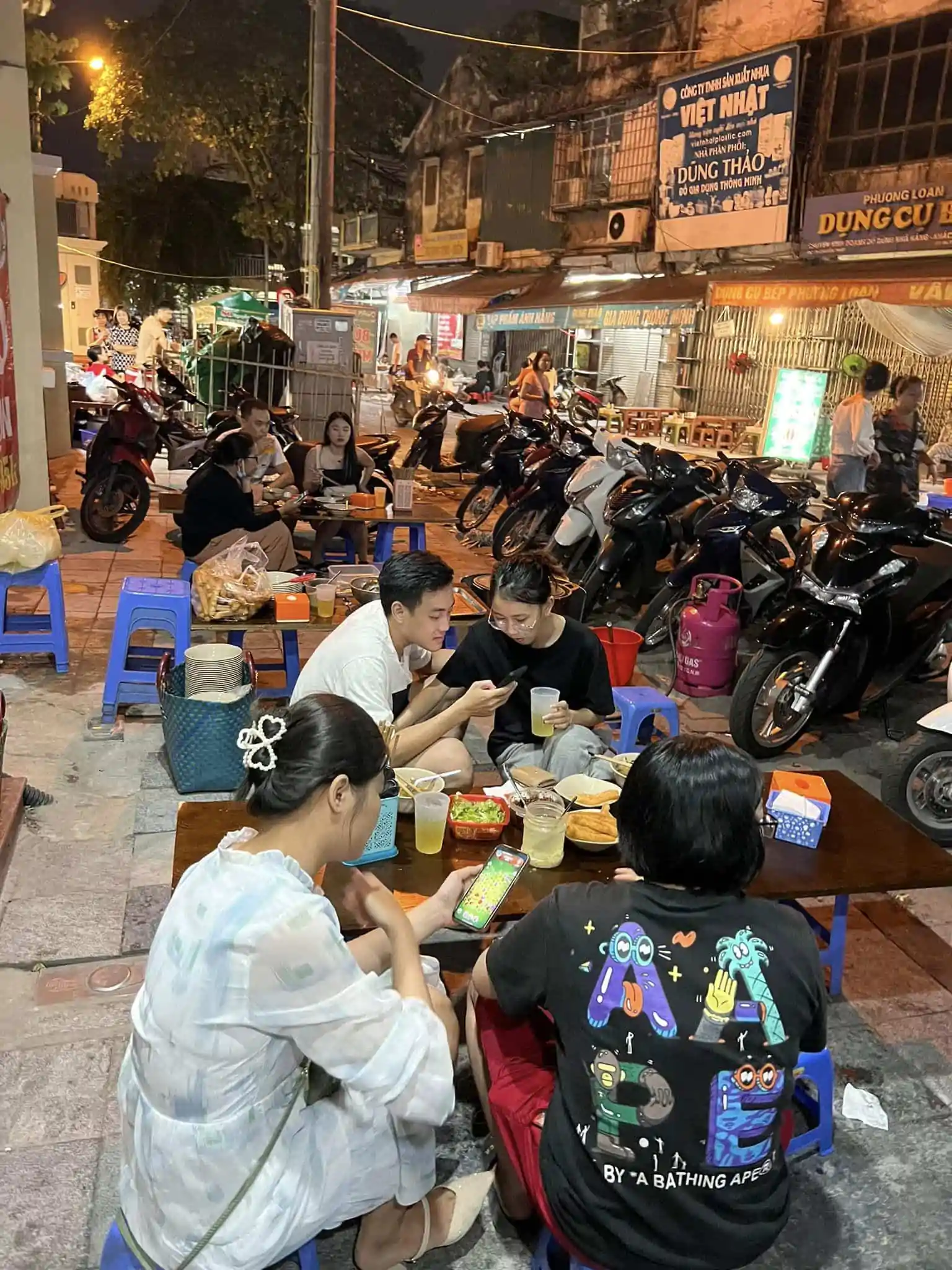 Gánh bún nằm trên vỉa hè phố Nguyễn Thiếp.