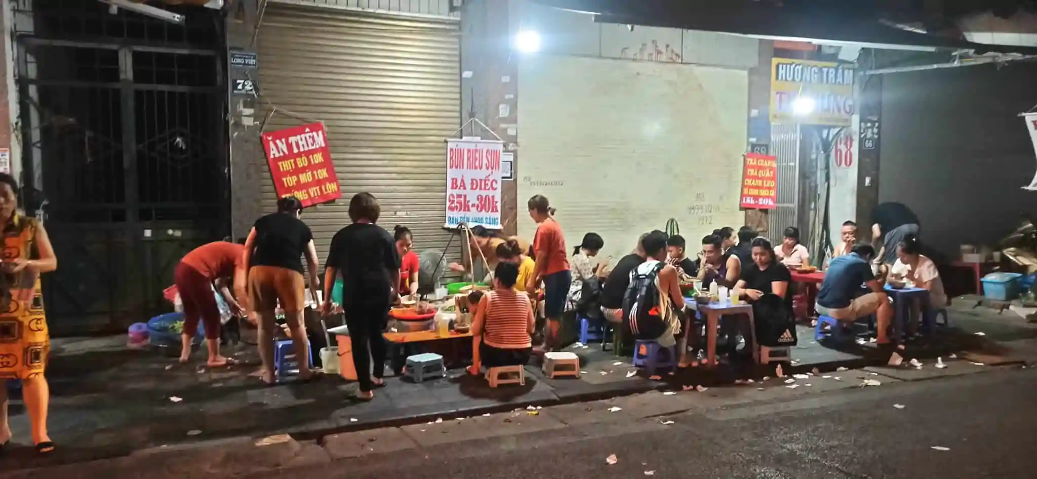 Gánh bún nằm trên vỉa hè phố Nguyễn Thiếp.