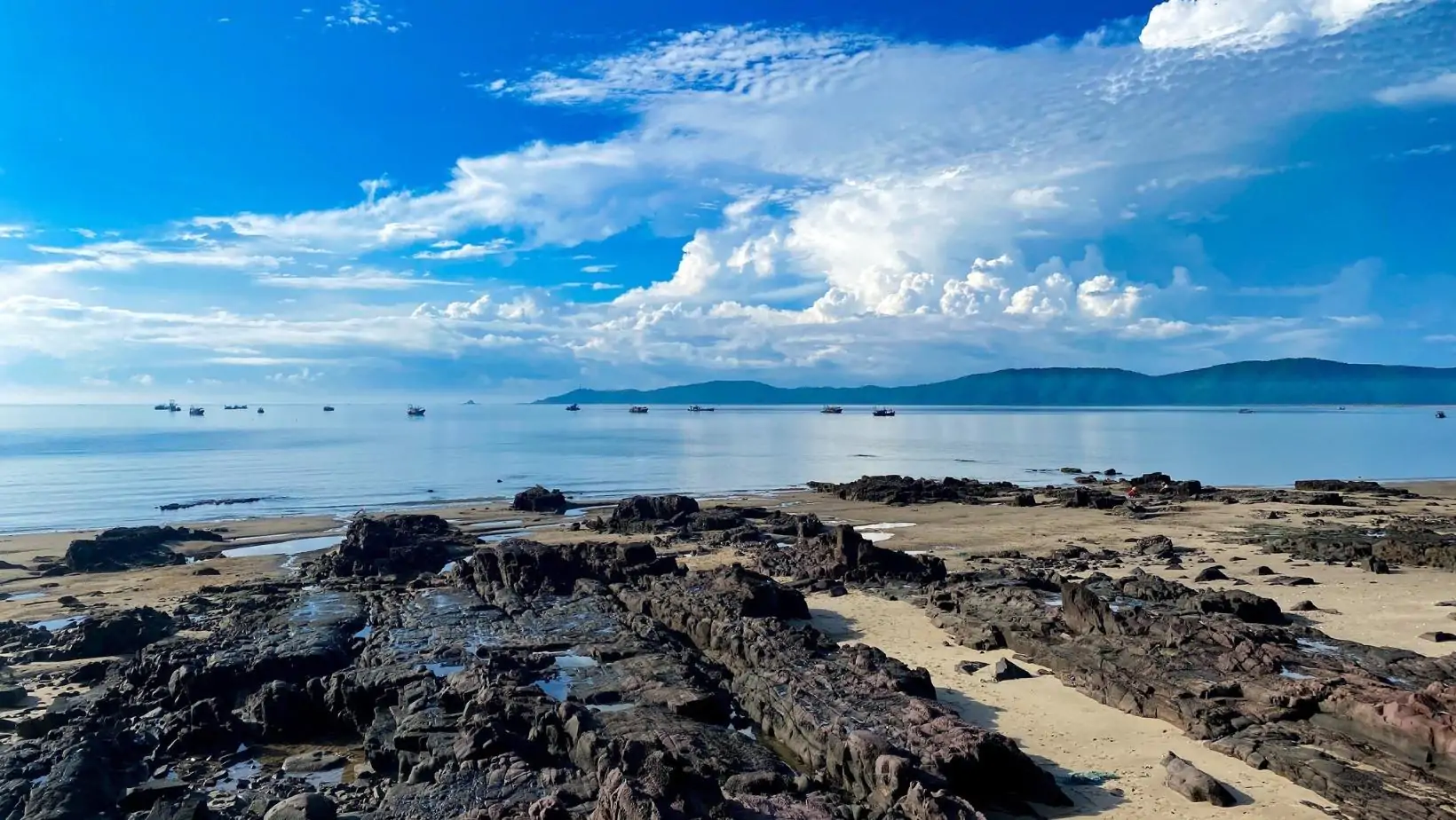 Khám phá Bãi biển Đá Đen - Tắm biển Móng Cái, tỉnh Quảng Ninh 