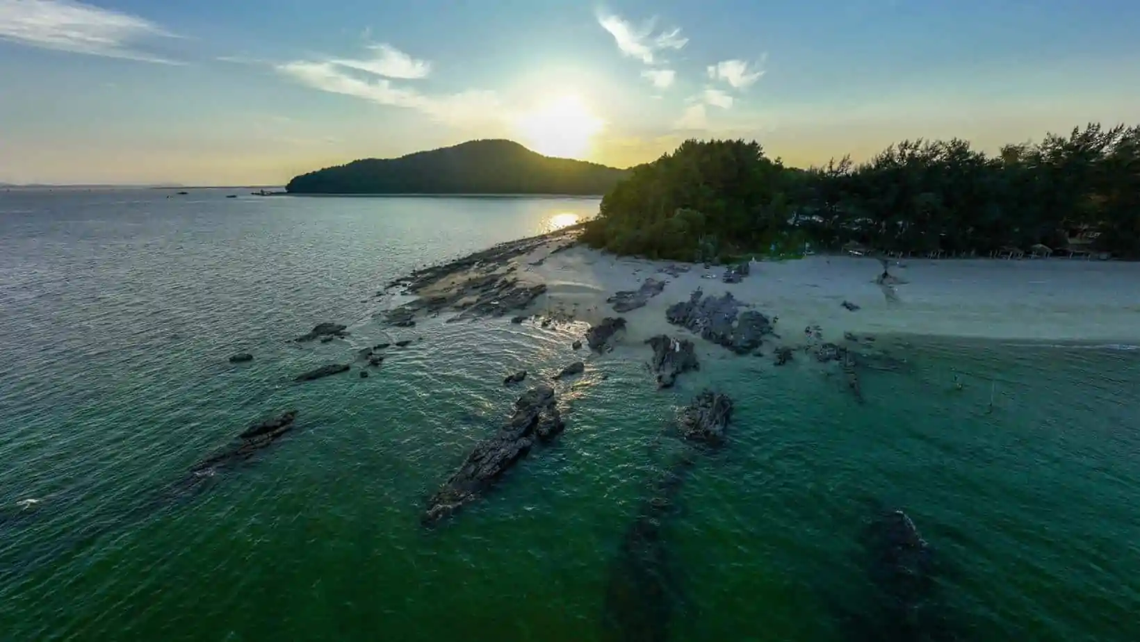 Khám phá Bãi biển Đá Đen - Tắm biển Móng Cái, tỉnh Quảng Ninh 
