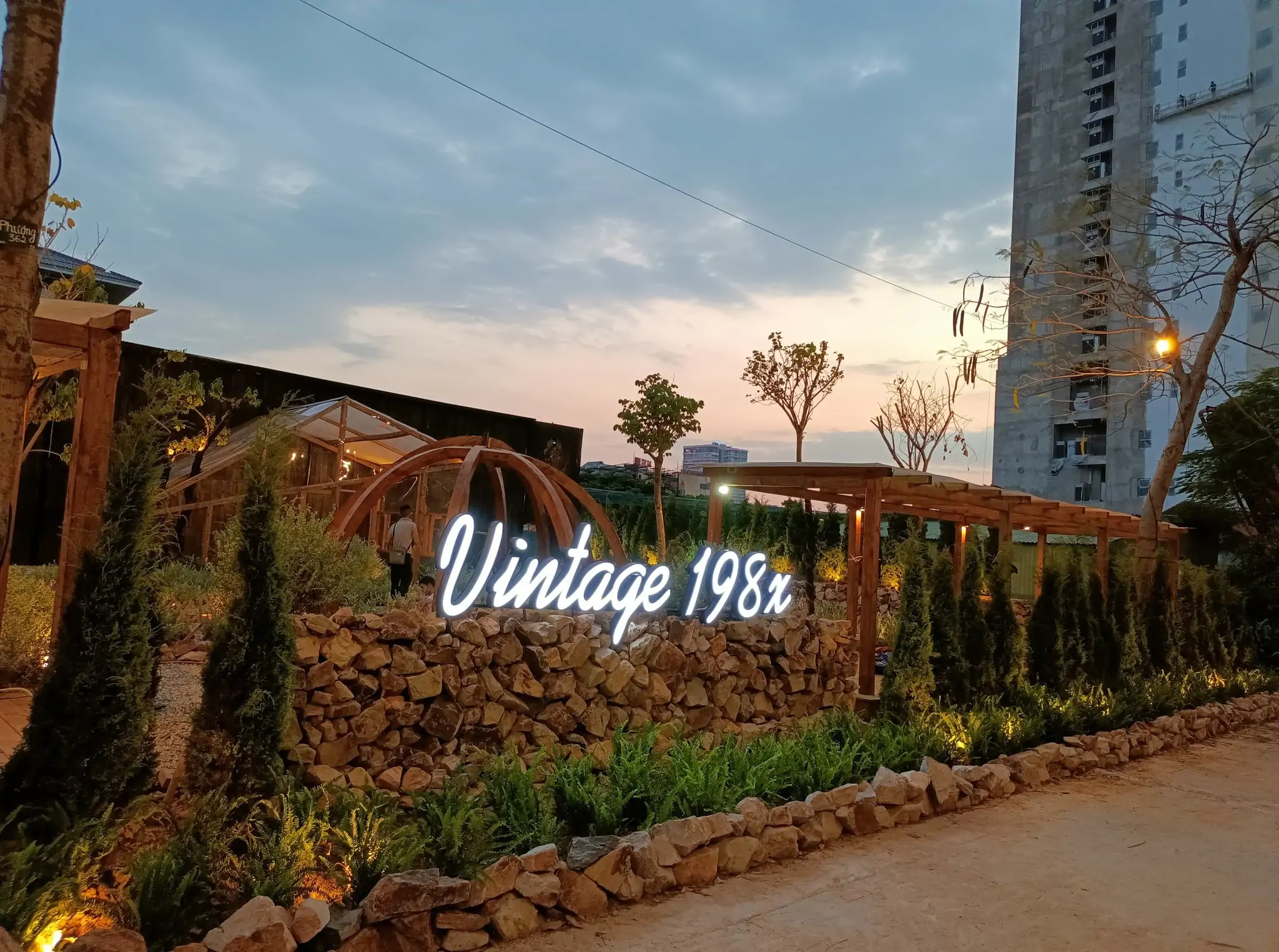 Check-in Hạ Long: Top 5 quán cà phê cực "chill" sở hữu view triệu đô | Vintage 198x Hạ Long - Mảnh ghép từ Đà Lạt thu nhỏ