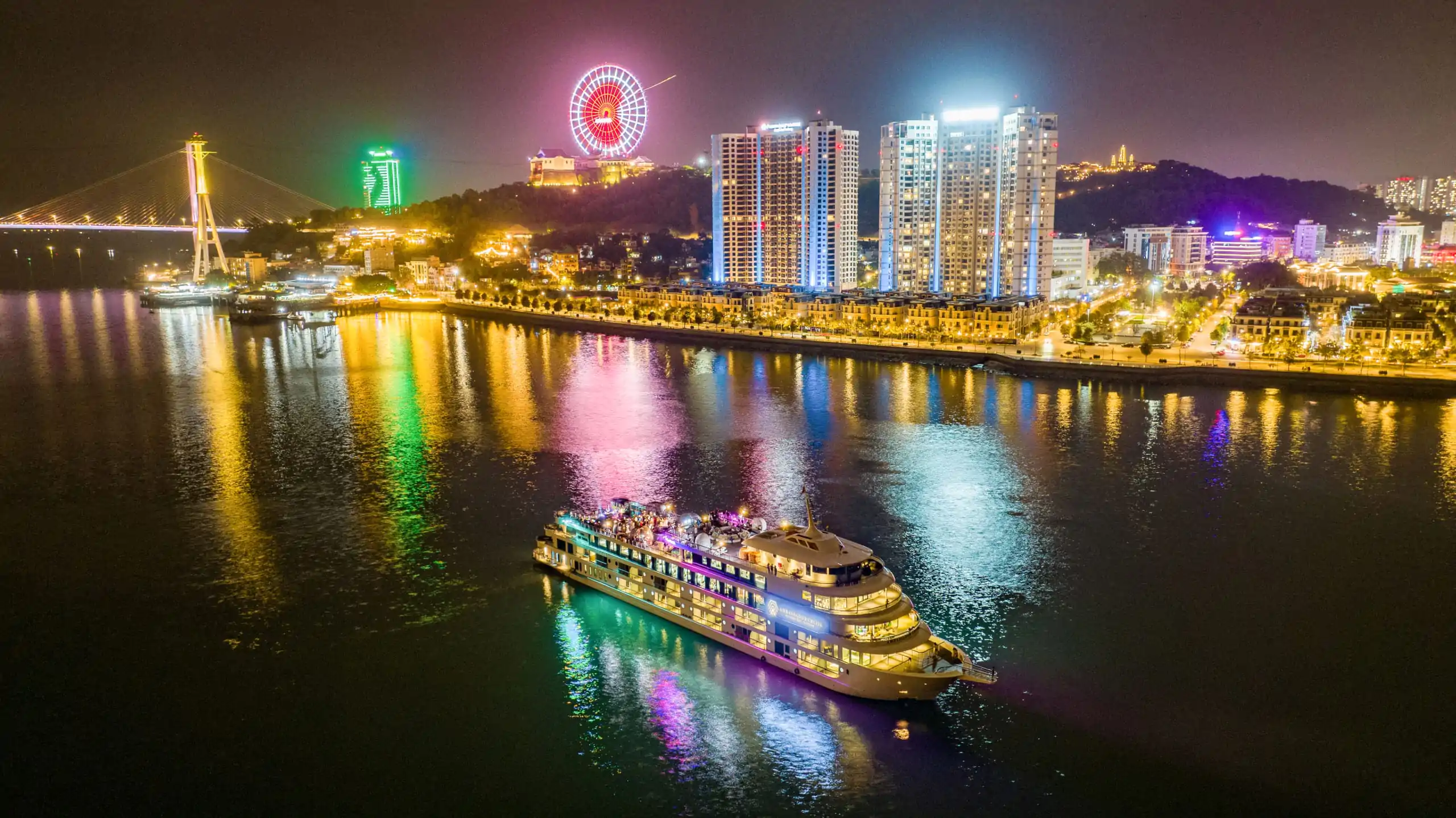 Thông Tin về du thuyền Ambassador Dinner Cruise: Bảng Giá, Dịch Vụ và Ưu Đãi 2023