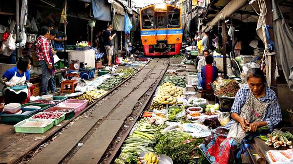 Cho duong ray Maeklong Railway Market