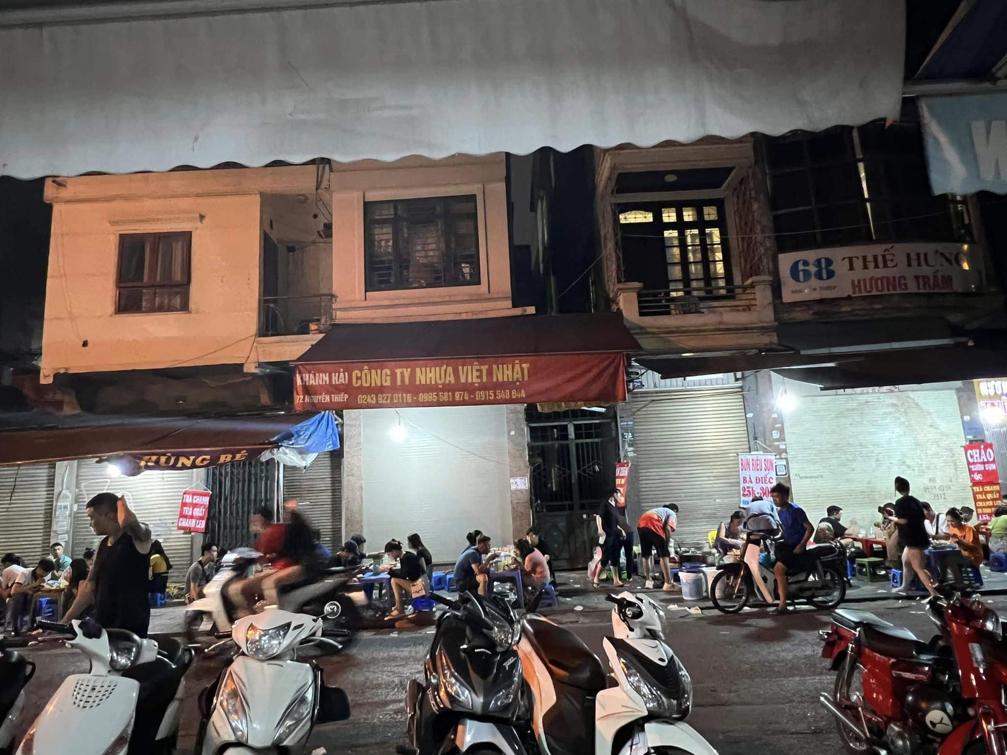 Gánh bún nằm trên vỉa hè phố Nguyễn Thiếp.