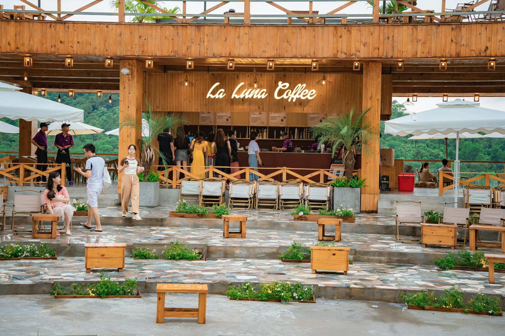 Minishow Bảo Anh và Vương Anh Tú tại Hạ Long ngày 10/09/2023 12 La Luna Coffee Hạ Long - Sân Khấu Đêm nhạc dưới Trăng - "Mưa tháng Sáu" Ca sĩ Văn Mai Hương