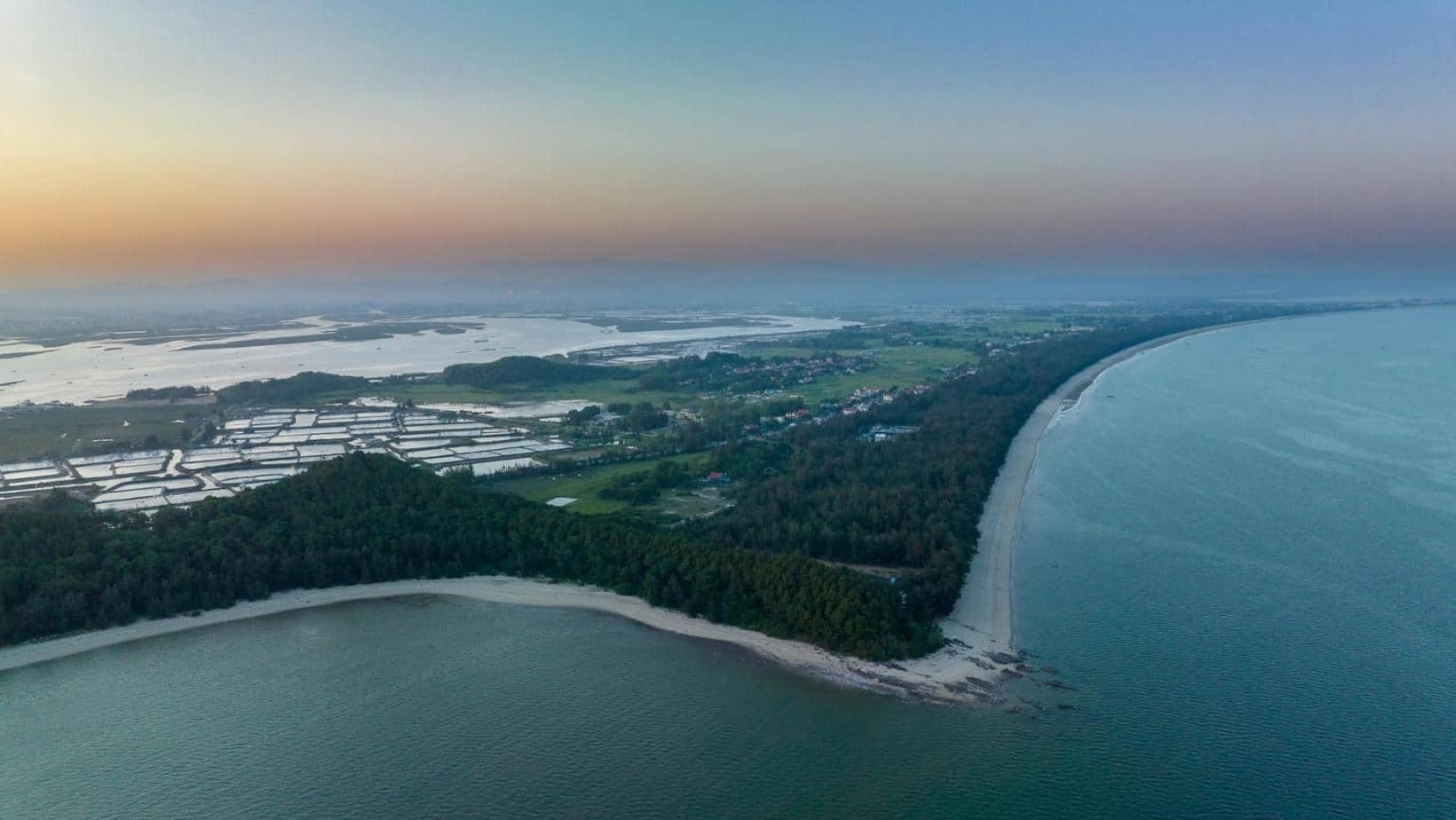 Khám phá Bãi biển Đá Đen - Tắm biển Móng Cái, tỉnh Quảng Ninh 