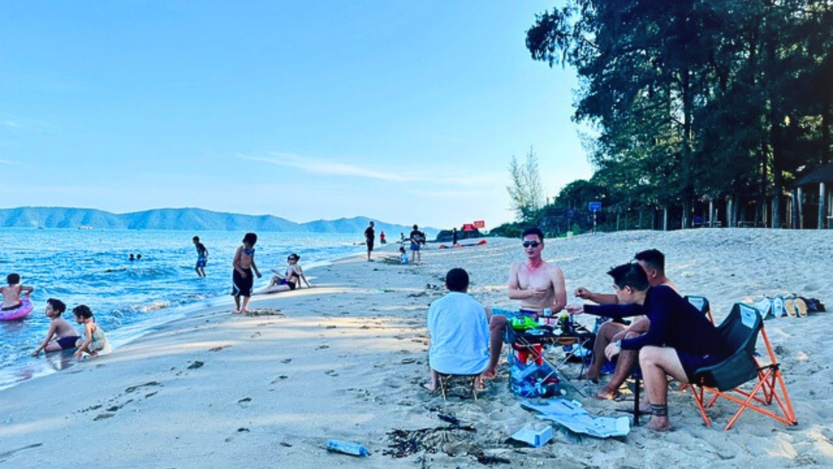 Khám phá Bãi biển Đá Đen - Tắm biển Móng Cái, tỉnh Quảng Ninh 