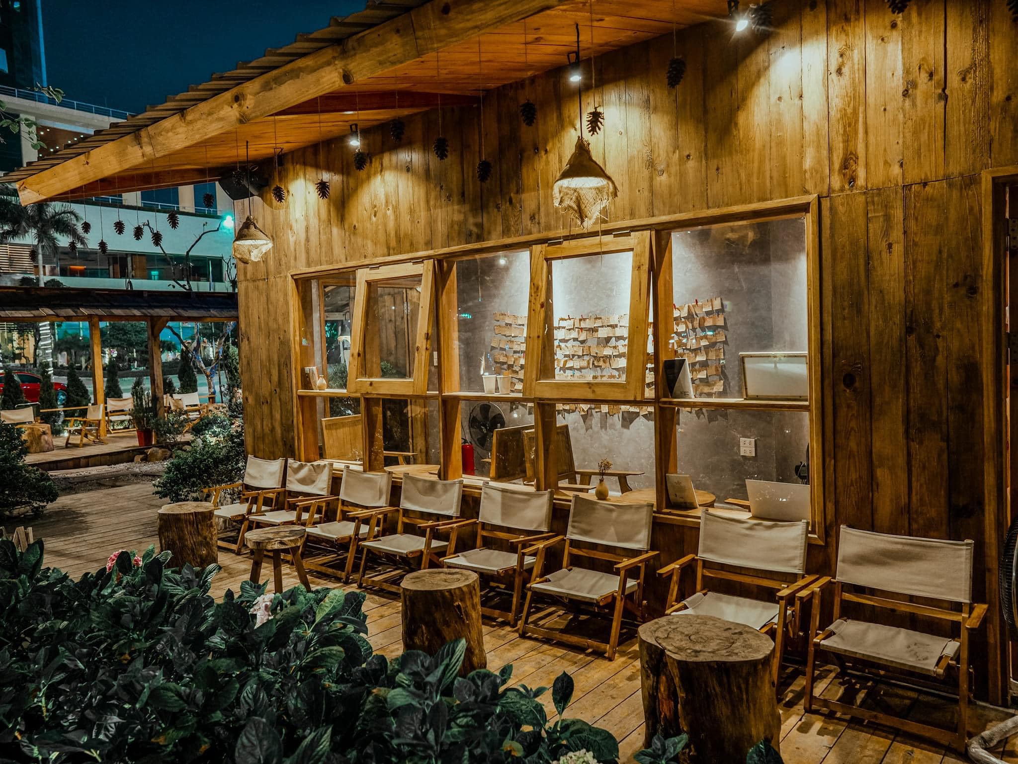 Check-in Hạ Long: Top 5 quán cà phê cực "chill" sở hữu view triệu đô | Vintage 198x Hạ Long - Mảnh ghép từ Đà Lạt thu nhỏ